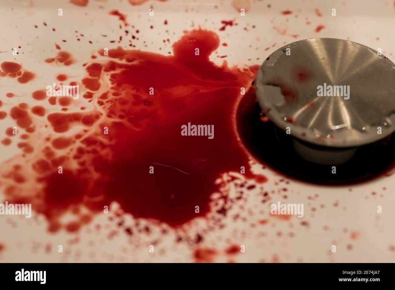 Blut im Waschbecken in der Nähe des Tatortes. Pool von gerinntem Blut in weißen Waschbecken nach blutiger Nase. Stockfoto