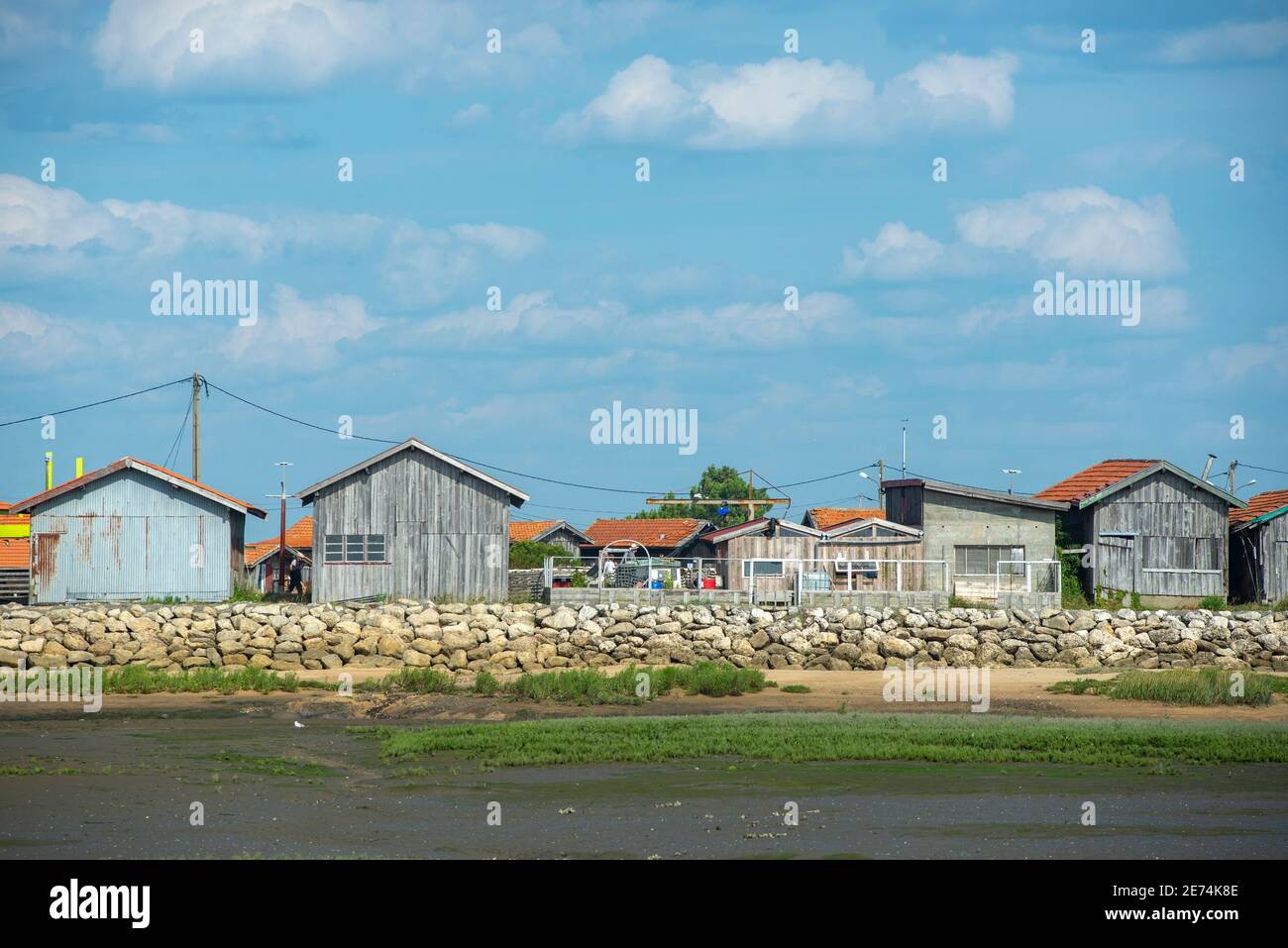 Das malerische Dorf Gujan-Mestras, in der Nähe von Arcachon, Gironde, Frankreich, ist weltweit bekannt für seine feinen Austern und besteht aus Holzhütten Stockfoto
