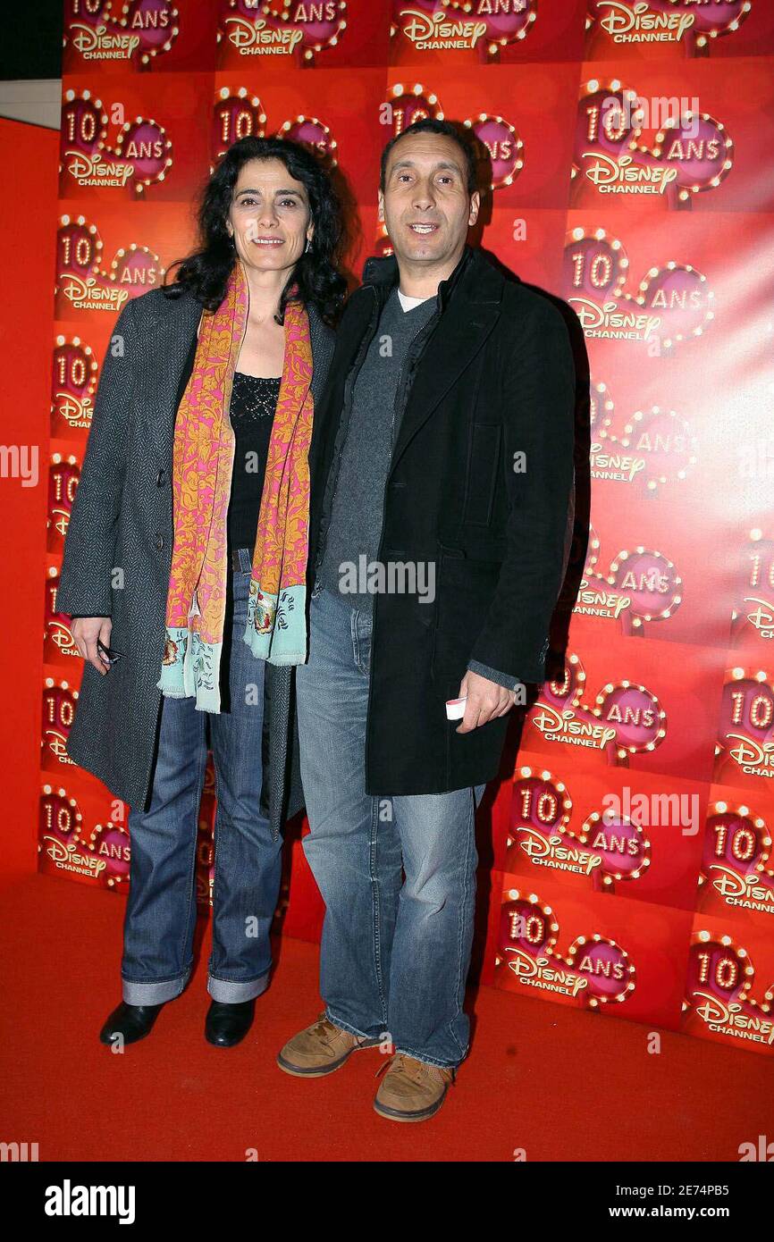 Der französische Schauspieler Zinedine Soualem nimmt mit seiner Frau am 30. März 2007 an der 10th Anniversary Party von Disney Channel im 'Le Tapis Rouge' in Paris, Frankreich, Teil. Foto von Benoit Pinguet/ABACAPRESS.COM Stockfoto