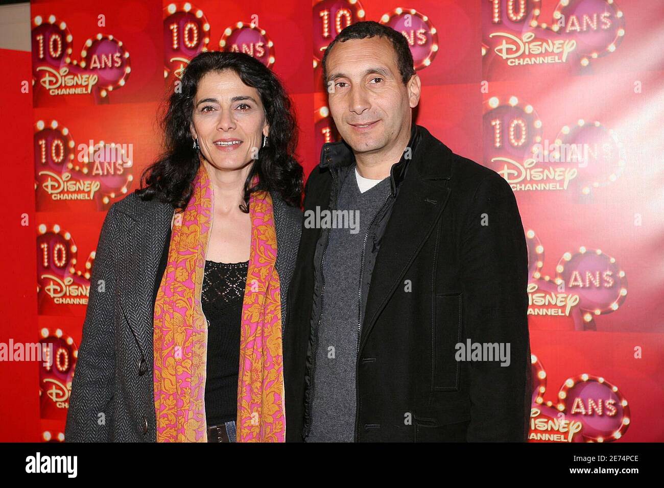 Der französische Schauspieler Zinedine Soualem nimmt mit seiner Frau am 30. März 2007 an der 10th Anniversary Party von Disney Channel im 'Le Tapis Rouge' in Paris, Frankreich, Teil. Foto von Benoit Pinguet/ABACAPRESS.COM Stockfoto
