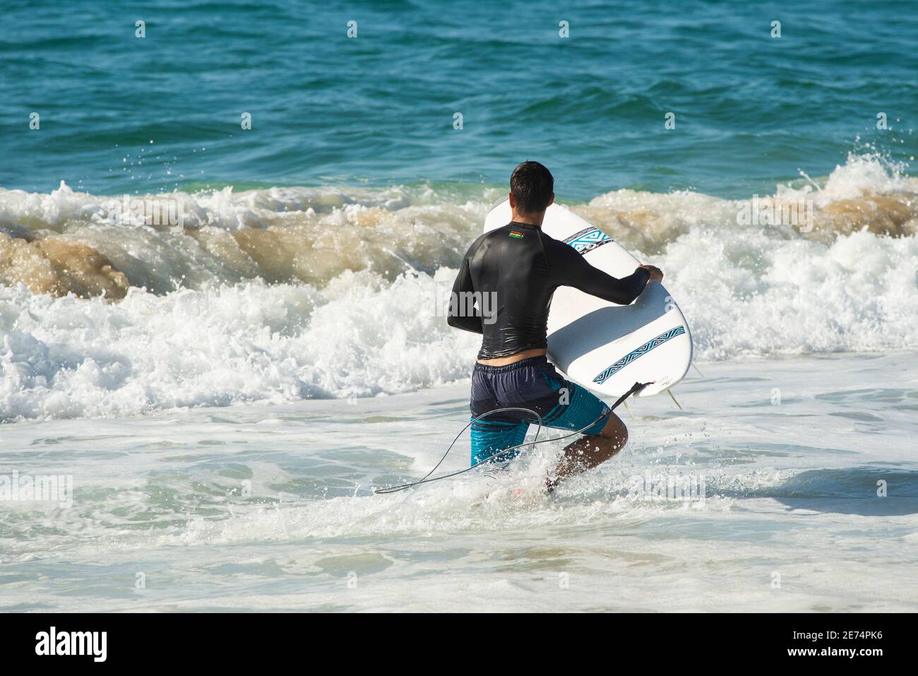 Kleiner Junge, der in Biscarrosse im Atlantik surfen will. Biscarrosse Plage ist ein wichtiges Surfziel am Atlantik in Frankreich Stockfoto