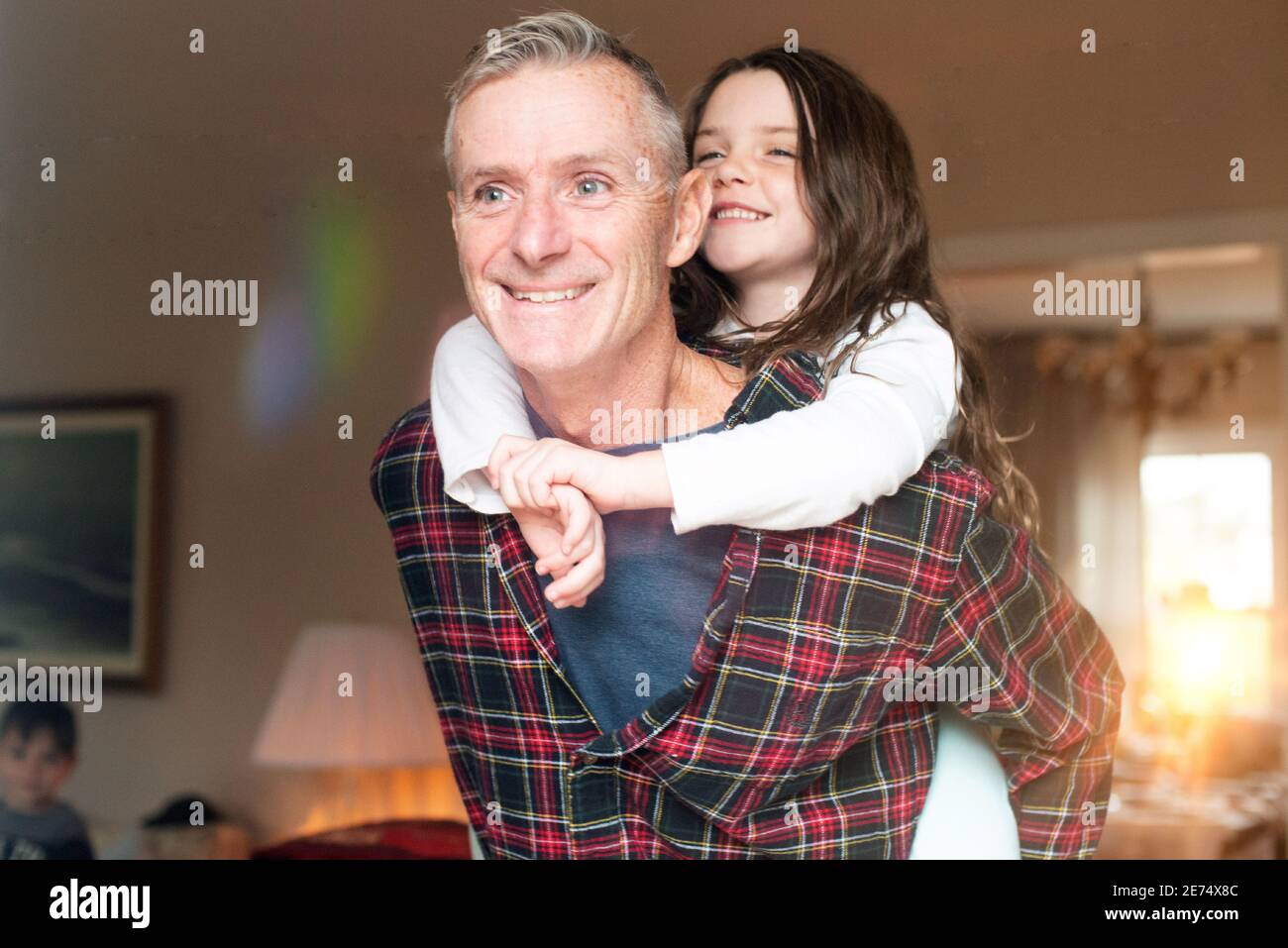 Vater mittleren Alters mit Tochter herumgoofing Stockfoto