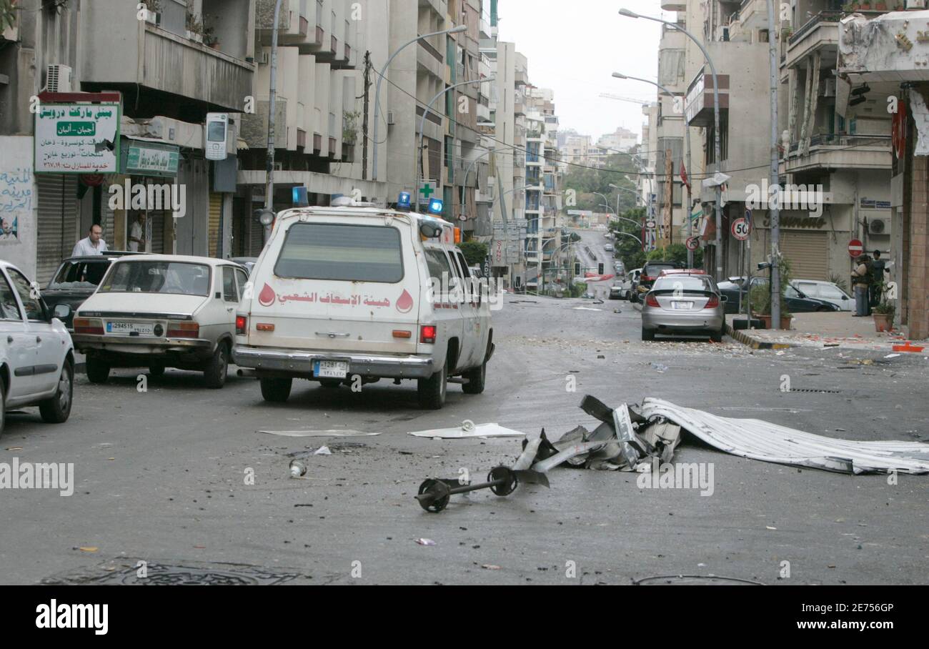 Ein Krankenwagen Geschwindigkeiten entlang einer Straße bei Zusammenstößen in Beirut 9. Mai 2008. Hisbollah-Kämpfer übernahm die Kontrolle über große Flächen von Beirut am Freitag in einem dritten Tag der Kämpfe zwischen der pro-iranischen Gruppe und Kämpfer loyal gegenüber der US-unterstützten Regierungskoalition.  REUTERS/Mohamed Azakir (Libanon) Stockfoto