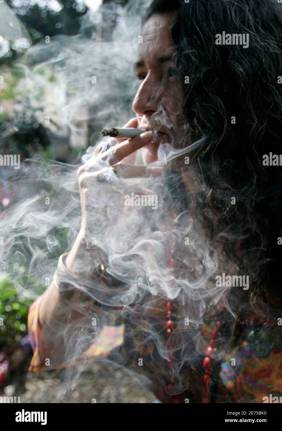 Ein Demonstrant raucht Marihuana während einer Demonstration gegen die Strafen für den Konsum geringer Mengen von Drogen in Medellin 8. Mai 2010.  Die Regierung schlägt eine Sanktion für die Verwendung von mehr als 20 Gramm Marihuana und ein Gramm Kokain.  REUTERS/Fredy Builes (Kolumbien - Tags: Politik-Gesellschaft-Bilder des Tages) Stockfoto