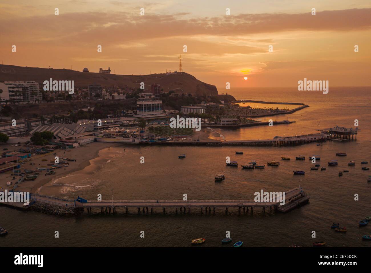 Luftaufnahme Sunset Beach Club im Stadtteil Chorillos in Lima. Club Regatas. Stockfoto