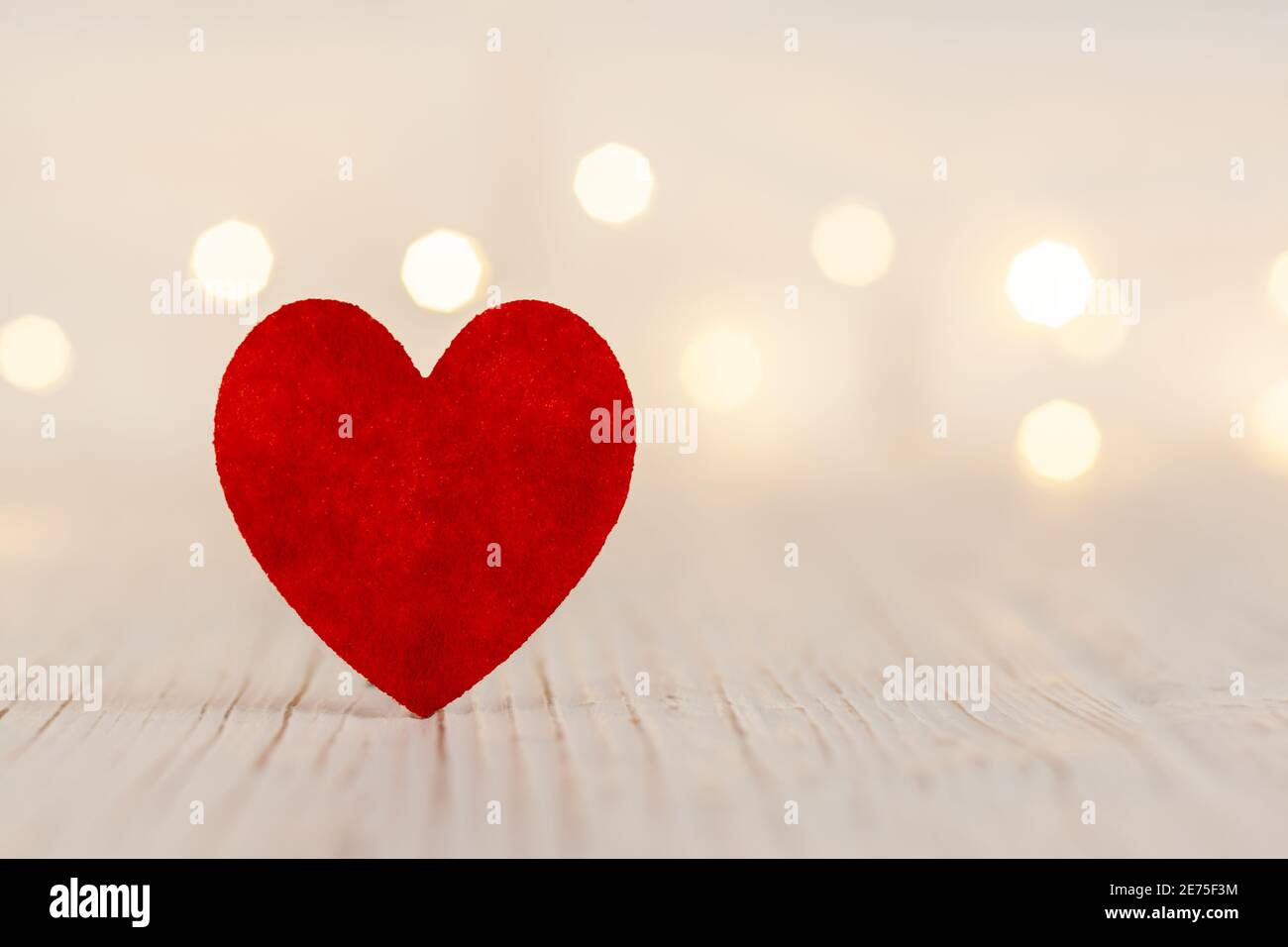 Postkarte mit einem kreuzigen Herzen Stockfoto