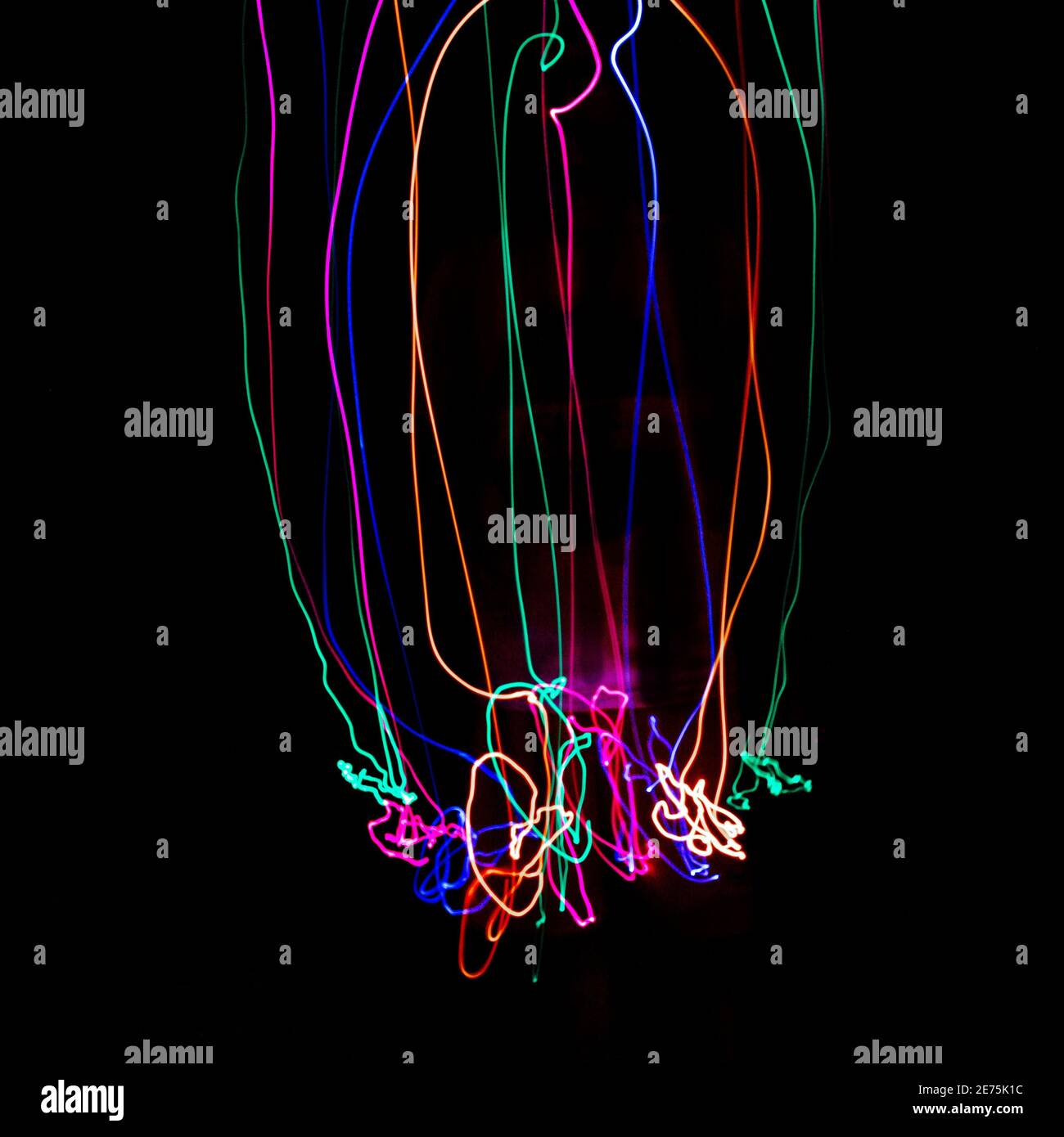 Mehrfarbige Lichtmalerei Fotografie, Wirbel und Kurve von blauem, grünem und rotem Licht vor schwarzem Hintergrund Stockfoto