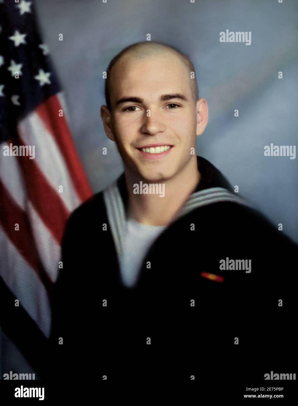 2005 , USA : der QAnon Shaman JACOB Anthony CHANSLEY aka JAKE ANGELI ( geboren 1987 , Phoenix , Arizona ) als Seemann in US Navy Dienst wie SKSA ( Seaman Apprentice Storekeeper Striker ). Foto aus dem Original 2005 Cruise Book , Porträt von offiziellen Fotografen der Navy Service Base USS Kitty Hawk Flugzeuge ( CV 63 ) Westpac Cruise Book 2005-2006. Amerikanischer Verschwörungstheoretiker, Schauspieler, Autor und Aktivist, der angeblich 2021 an dem Sturm auf den Kapitol-Hügel der Vereinigten Staaten beteiligt war. Er ist ein Unterstützer des ehemaligen Präsidenten Donald Trump und ein Befürworter der QAnon-Verschwörung Stockfoto