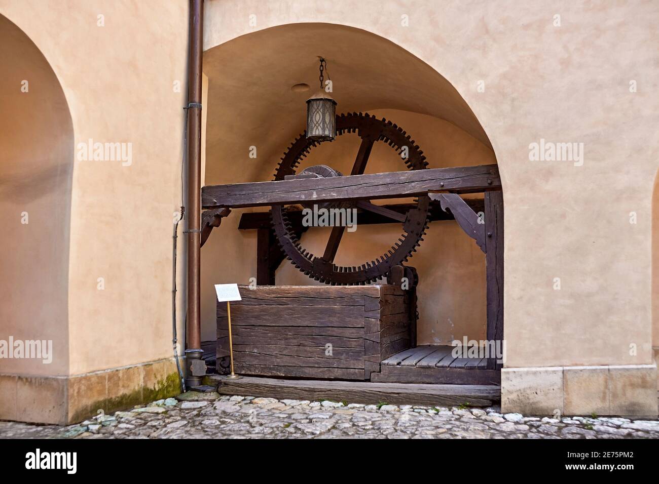 Pieskowa Skala, Polen - 16. August 2020. Mechanismus eines 45 Meter tiefen Brunnen in den Felsen geschnitzt. Stockfoto