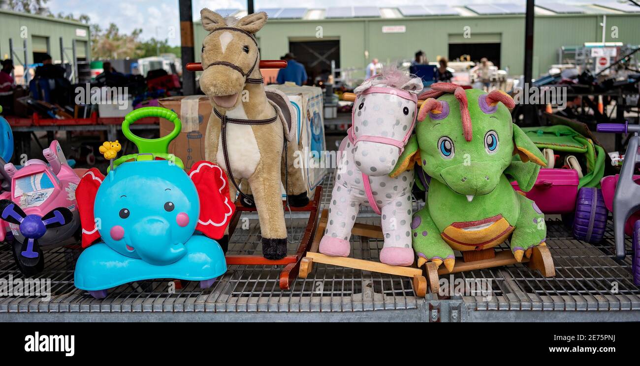 Mackay, Queensland, Australien - Januar 2021: Ride on Toys and Rocker zum Verkauf im örtlichen Tip Shop Stockfoto