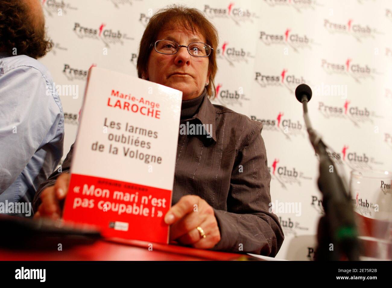 Marie Ange Laroche Witwe Von Bernard Laroche Getotet Von Jean Marie Villemin Der Vater Der 4 J Hrige Gregory Ermordet Nimmt An Einer Pressekonferenz Uber Gregory Affair In Paris 2 November 2009 Franzosische Detektive Haben