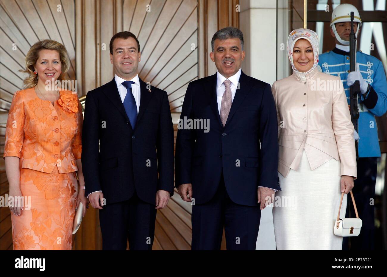 Türkeis Präsident Abdullah Gül (2. R) und sein russischer Amtskollege Dmitry Medvedev (2. L) stellen mit ihren Gatten Hayrunnisa Gul (R) und Swetlana Medwedewa (L) während einer Willkommenszeremonie an der Presidential Palace Cankaya in Ankara 12. Mai 2010. REUTERS/Murad Sezer (Türkei - Tags: Politik) Stockfoto