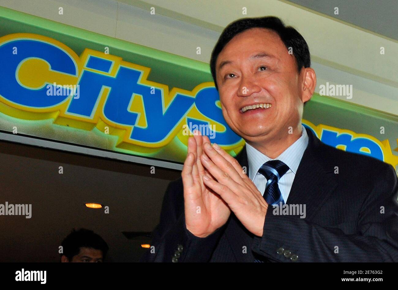 Ehemalige Thailandische Premierminister Und Manchester City Football Clubbesitzer Thaksin Shinawatra Wahrend Der Eroffnungsfeier Eines Offiziellen Store Des Fussball Clubs In Bangkok Gesten Kann 16 2008 Reuters Sukree Sukplang Thailand Stockfotografie