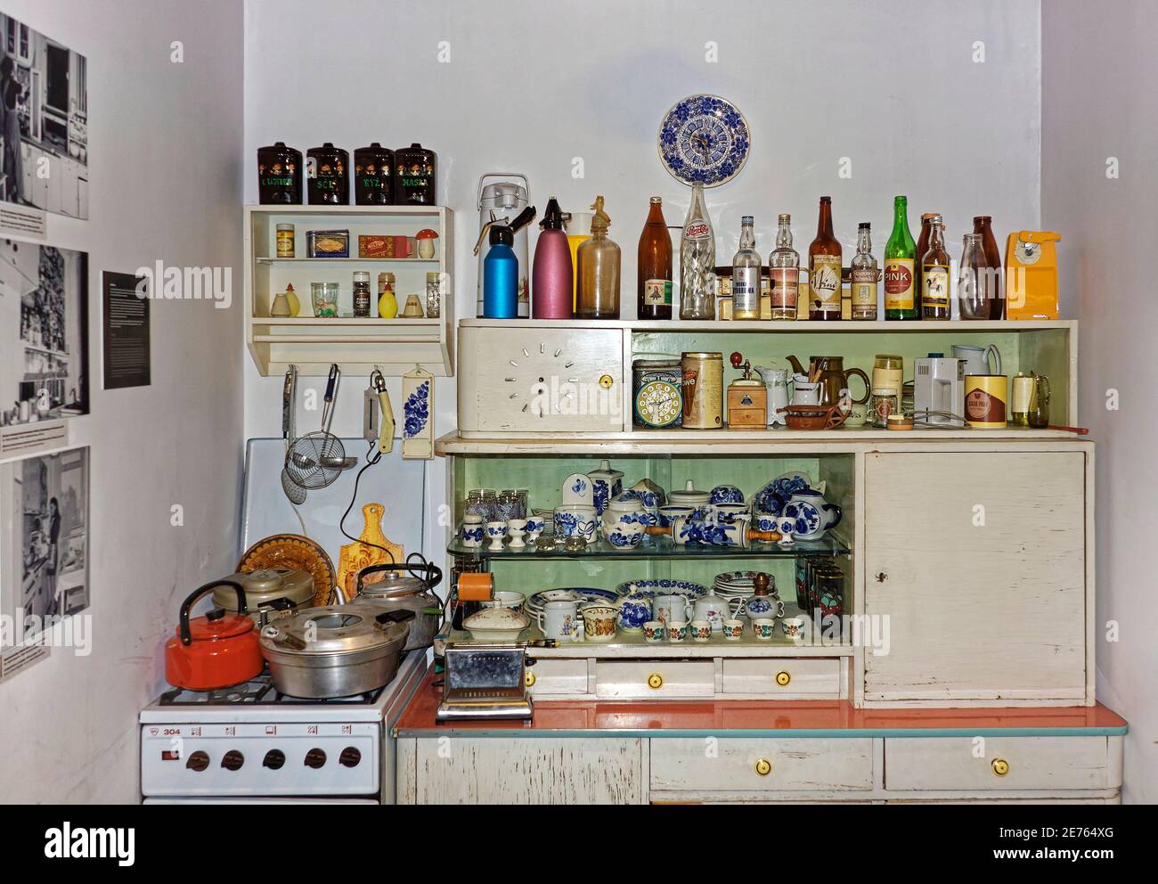 Warschau, Polen - 14. Januar 2021. Küche aus der Zeit des Kommunismus im Museum des Lebens unter dem Kommunismus in Warschau ausgestellt. Stockfoto