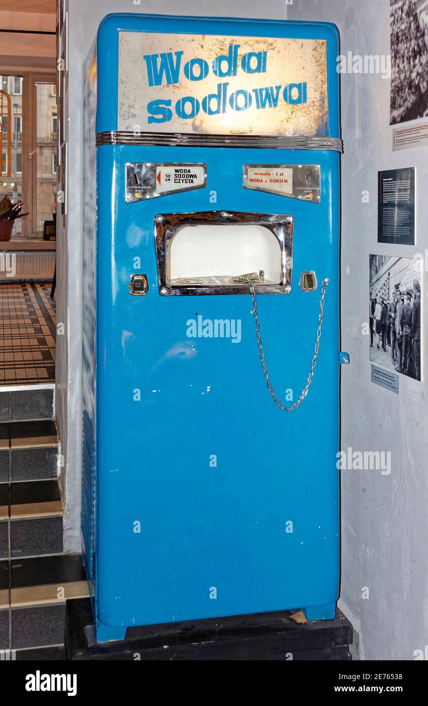 Warschau, Polen - 14. Januar 2021. Soda-Brunnen (Saturator) Verkaufsautomat verwendet, um kohlensäurehaltiges Wasser kommunistischen Ära im Museum of Life ausgestellt dienen Stockfoto