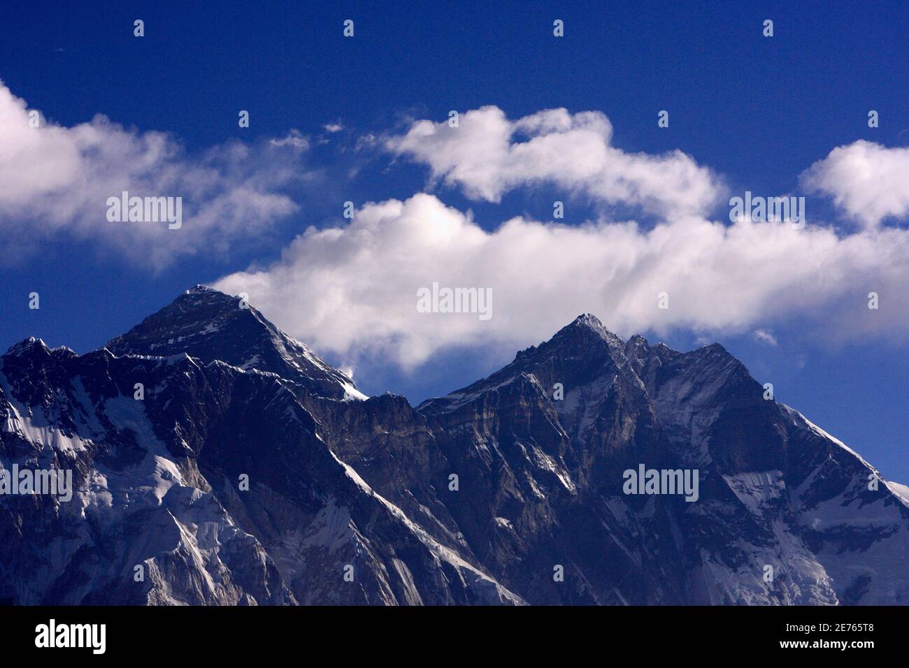 Wolkenanstieg hinter dem Mount Everest, dem höchsten Gipfel der Welt mit 8,848 Metern (29,029 ft), von Kongde bei Namche Bazar am 5. März 2009 aus gesehen. REUTERS/Gopal Chitrakar (NEPAL) Stockfoto
