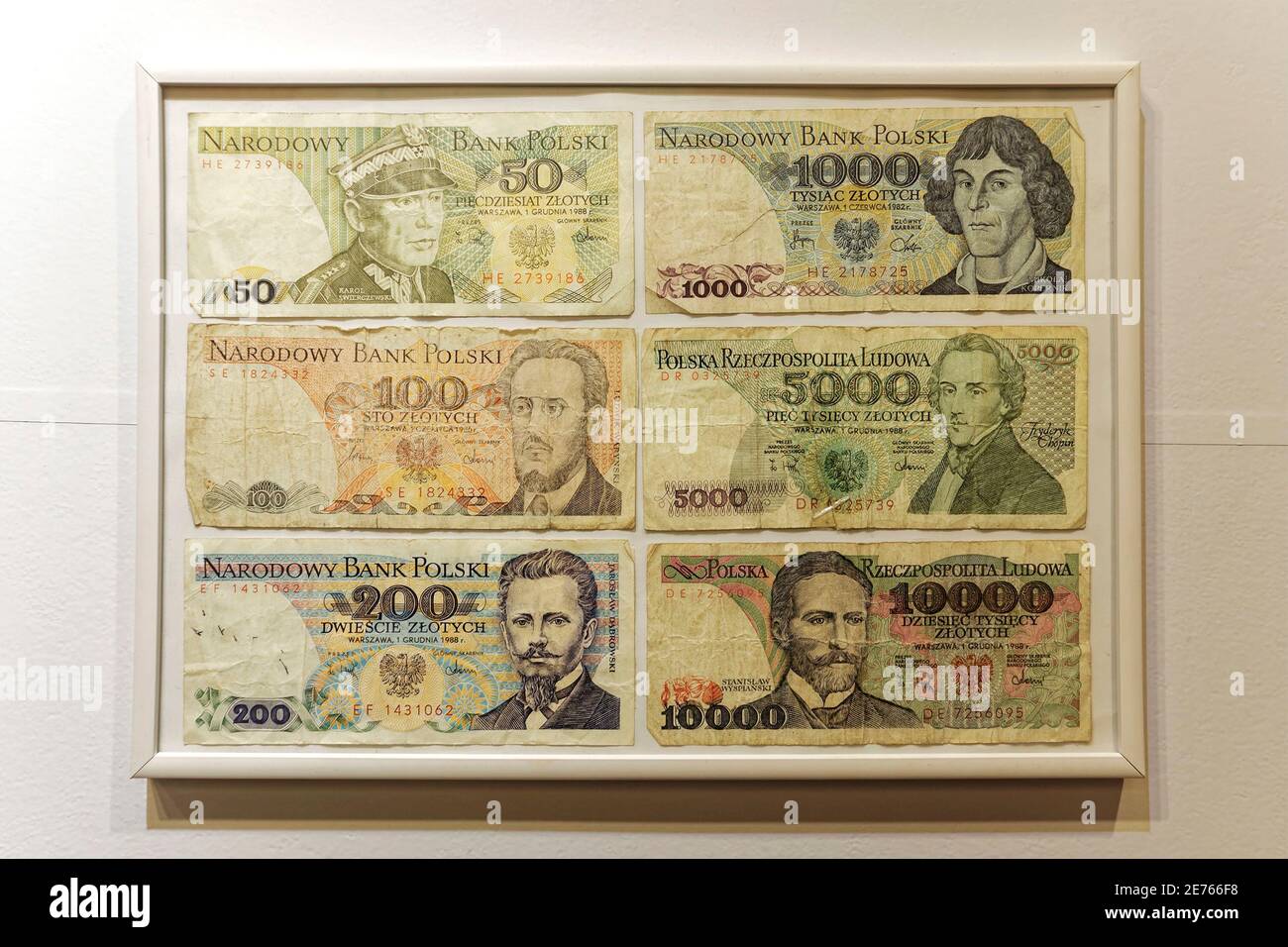 Warschau, Polen - 14. Januar 2021. Sammlung altmodischer Banknoten aus der Zeit des Kommunismus, ausgestellt im Museum des Lebens unter dem Kommunismus in Warschau. Stockfoto