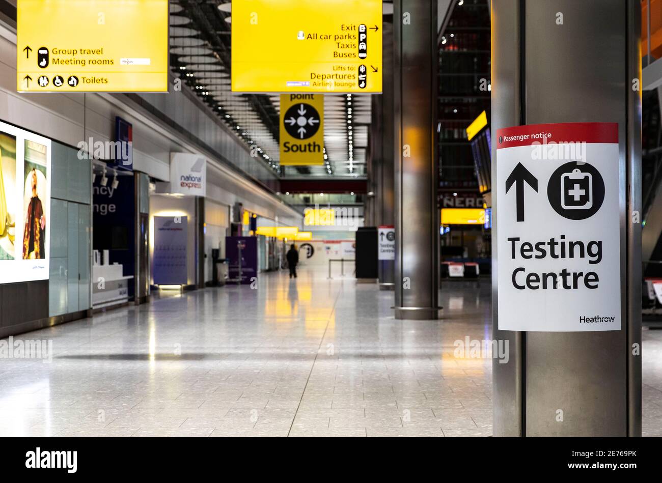 London, Großbritannien. Januar 2021. Ein Schild für das COVID-19 Testzentrum ist am 29. Januar 2021 in der internationalen Ankunftshalle Heathrow zu sehen. Rund 200 Menschen mit demselben Direktflug aus Hongkong kamen am internationalen Flughafen Heathrow an. China hat angekündigt, dass es die Pässe britischer Staatsbürger aus Übersee ab dem 31. Januar 2021 nicht mehr anerkennen wird, nur wenige Stunden nachdem das Vereinigte Königreich sein Programm gestartet hat, um Passinhabern einen Weg zum Wohnsitz zu geben, da die politischen Freiheiten in Hongkong abnehmen. Es wird erwartet, dass 300,000 Menschen die neue Visumroute nutzen, um Hong Kon zu verlassen Stockfoto