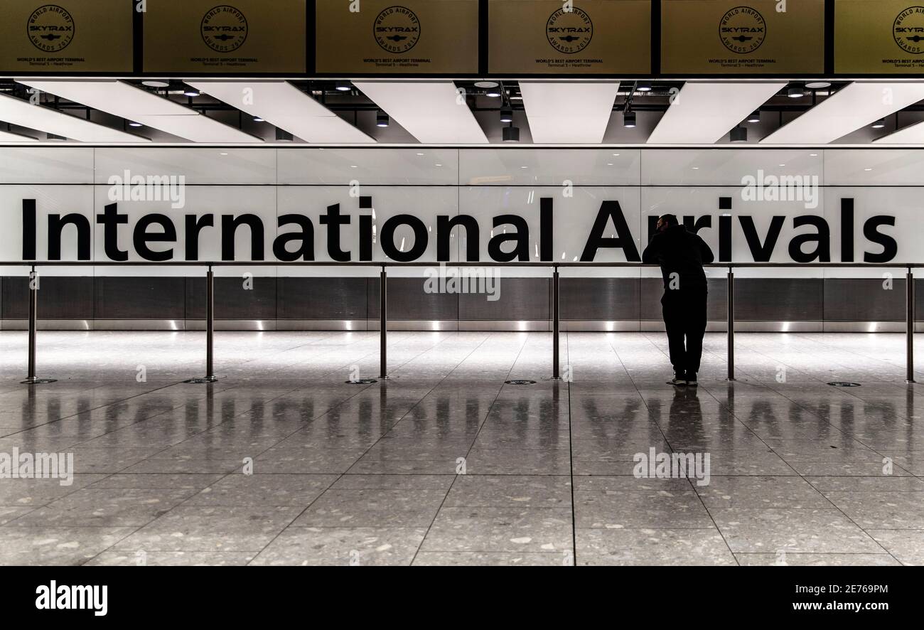 London, Großbritannien. Januar 2021. Ein Mann, der am 29. Januar 2021 in der internationalen Ankunftshalle von Heathrow wartet. Rund 200 Menschen mit demselben Direktflug aus Hongkong kamen am internationalen Flughafen Heathrow an. China hat angekündigt, dass es die Pässe britischer Staatsbürger aus Übersee ab dem 31. Januar 2021 nicht mehr anerkennen wird, nur wenige Stunden nachdem das Vereinigte Königreich sein Programm gestartet hat, um Passinhabern einen Weg zum Wohnsitz zu geben, da die politischen Freiheiten in Hongkong abnehmen. Es wird erwartet, dass 300,000 Menschen die neue Visaroute nutzen, um Hongkong nach Großbritannien zu verlassen. (Bild: Stockfoto