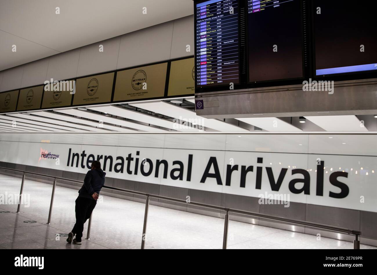 London, Großbritannien. Januar 2021. Ein Mann, der am 29. Januar 2021 in der internationalen Ankunftshalle von Heathrow wartet. Rund 200 Menschen mit demselben Direktflug aus Hongkong kamen am internationalen Flughafen Heathrow an. China hat angekündigt, dass es die Pässe britischer Staatsbürger aus Übersee ab dem 31. Januar 2021 nicht mehr anerkennen wird, nur wenige Stunden nachdem das Vereinigte Königreich sein Programm gestartet hat, um Passinhabern einen Weg zum Wohnsitz zu geben, da die politischen Freiheiten in Hongkong abnehmen. Es wird erwartet, dass 300,000 Menschen die neue Visaroute nutzen, um Hongkong nach Großbritannien zu verlassen. (Bild: Stockfoto