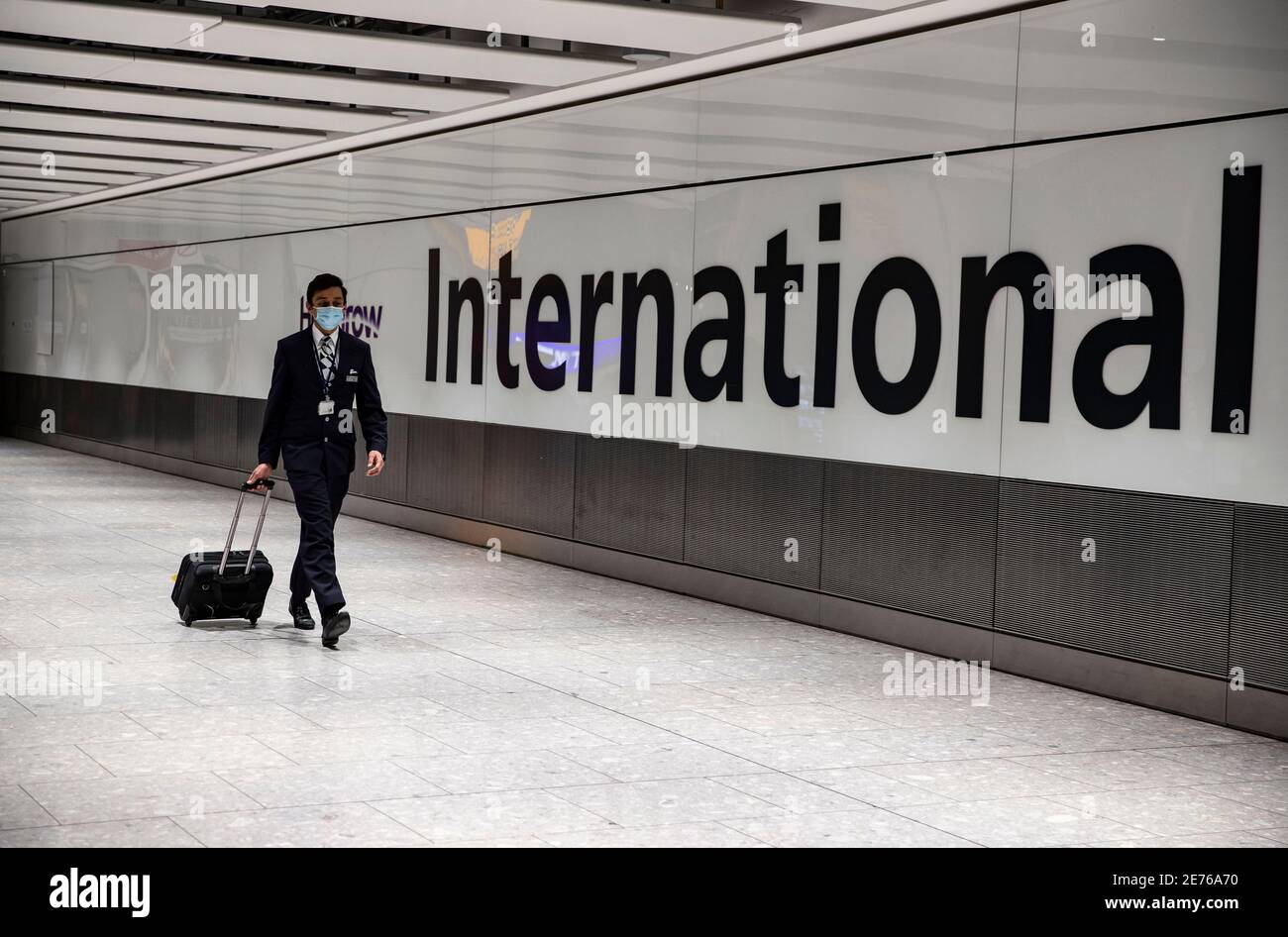 London, Großbritannien. Januar 2021. Ein Pilot von British Airways kam am 29. Januar 2021 in der internationalen Ankunftshalle von Heathrow an. Rund 200 Menschen mit demselben Direktflug aus Hongkong kamen am internationalen Flughafen Heathrow an. China hat angekündigt, dass es die Pässe britischer Staatsbürger aus Übersee ab dem 31. Januar 2021 nicht mehr anerkennen wird, nur wenige Stunden nachdem das Vereinigte Königreich sein Programm gestartet hat, um Passinhabern einen Weg zum Wohnsitz zu geben, da die politischen Freiheiten in Hongkong abnehmen. Es wird erwartet, dass 300,000 Menschen die neue Visaroute nutzen, um Hongkong zu verlassen Stockfoto