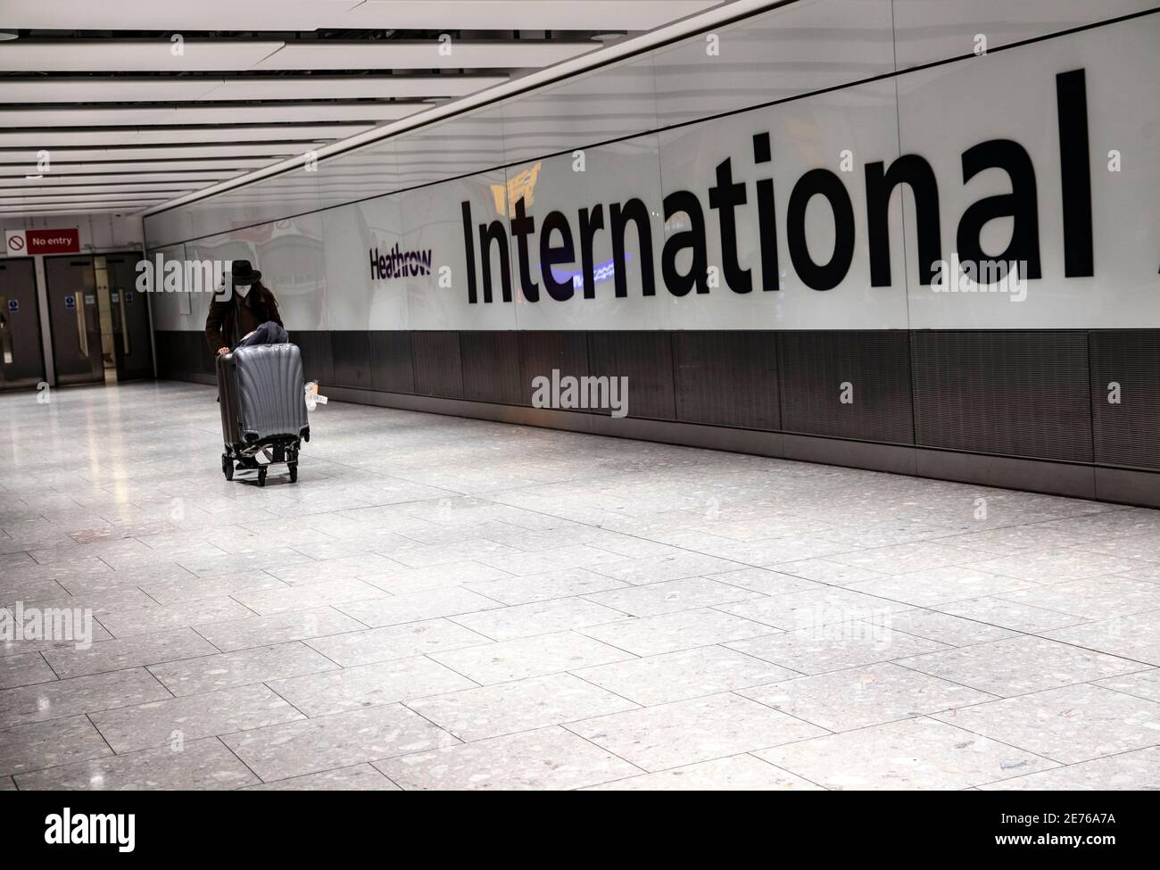 London, Großbritannien. Januar 2021. Der Passagier kam am 29. Januar 2021 in der internationalen Ankunftshalle von Heathrow an. Rund 200 Menschen mit demselben Direktflug aus Hongkong kamen am internationalen Flughafen Heathrow an. China hat angekündigt, dass es die Pässe britischer Staatsbürger aus Übersee ab dem 31. Januar 2021 nicht mehr anerkennen wird, nur wenige Stunden nachdem das Vereinigte Königreich sein Programm gestartet hat, um Passinhabern einen Weg zum Wohnsitz zu geben, da die politischen Freiheiten in Hongkong abnehmen. Es wird erwartet, dass 300,000 Menschen die neue Visaroute nutzen, um Hongkong nach Großbritannien zu verlassen. (Gutschrift Im Stockfoto