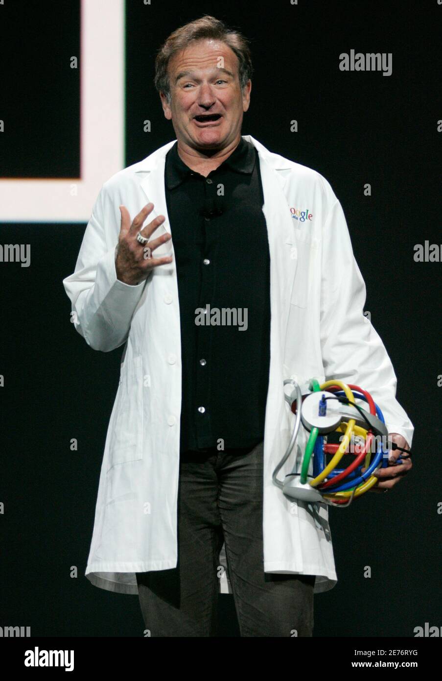 Schauspieler-Komiker Robin Williams führt eine Routine bei Google [Mitbegründer Larry Page Keynote] Rede auf der Consumer Electronics Show in Las Vegas, Nevada 6. Januar 2006. Stockfoto