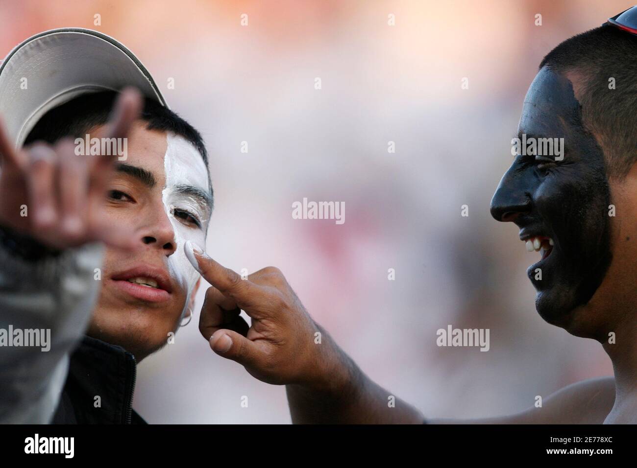 Fans Des Chilenischen Fussballvereins Colo Colo Malen Vor Dem Start Des Copa Sudamericana Finales Gegen Den Mexikanischen Club Pachuca In Santiago Am 13 Dezember 2006 Ihre Gesichter In Der Tribune Des Nationalstadions