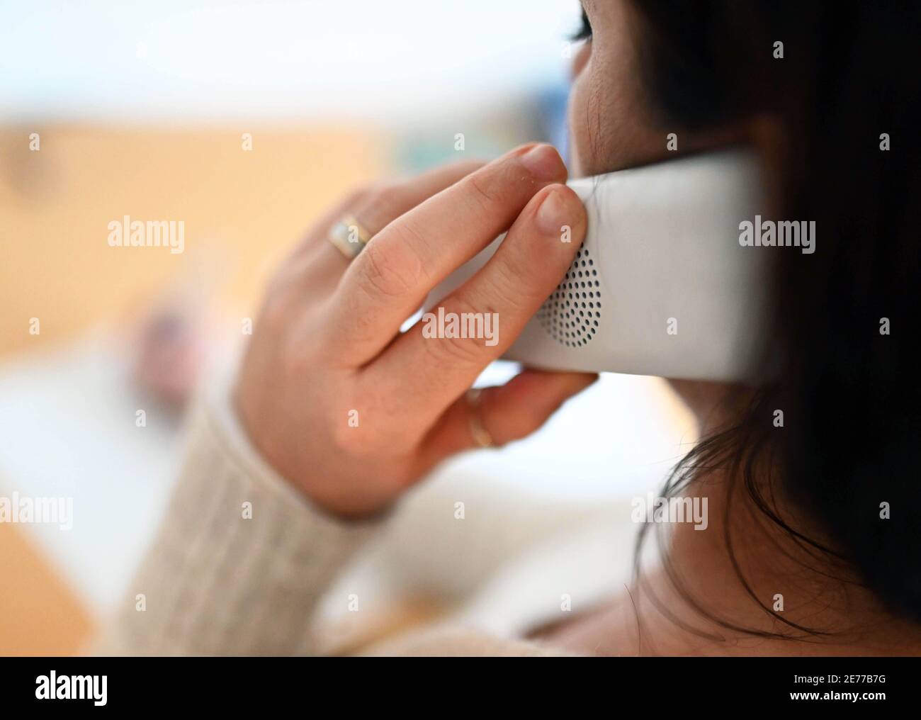 Karlsruhe, Deutschland. Januar 2021. Eine telefonische Beratung findet in einem Büro des Opferschutzverbands BIOS statt. Seit fast einem Jahr verfügt BIOS über eine Krisenhotline für Menschen, die anfällig für ein Verbrechen sind. Ziel ist es, Hilfe für diejenigen zu erhalten, die bereit sind, Gewalt zu begehen, bevor sie handeln. (To dpa: 'Schon vor dem Verbrechen klingelt das Telefon - Karlsruhe Beratung gefragt') Quelle: Uli Deck/dpa/Alamy Live News Stockfoto