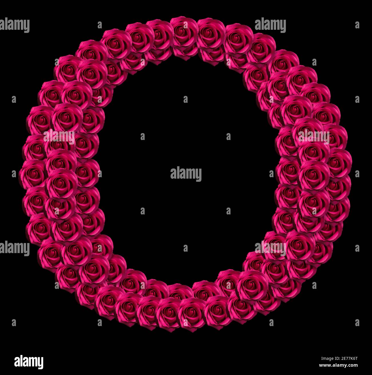 Romantisches Konzeptbild eines Großbuchstabens O aus roten Rosen. Isoliert auf schwarzem Hintergrund. Design-Element für Liebe oder Valentinstag Themen Stockfoto