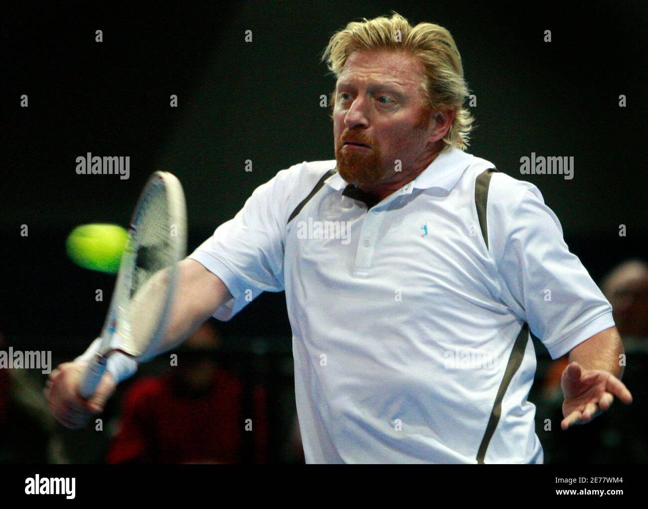 Deutschlands Boris Becker kehrt eine Kugel in Stefan Edberg von Schweden  während ihrer Ausstellung-Tennis-Match