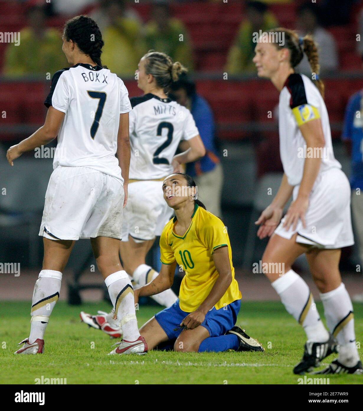 Marta (C) von Brasilien schaut Spieler Shannon Boxx (7), Heather Mitts (2)  und Christie Rampone der