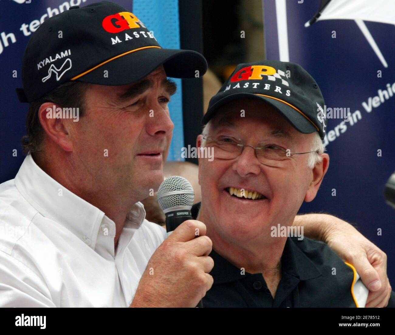 Der britische Nigel Mansell (L) und der ehemalige Formel-1-Kommentator Murray Walker nehmen an einer Pressekonferenz zur South African Grand Prix Master-Serie in Johannesburg am 10. November 2005 Teil. REUTERS/Juda Ngwenya Stockfoto