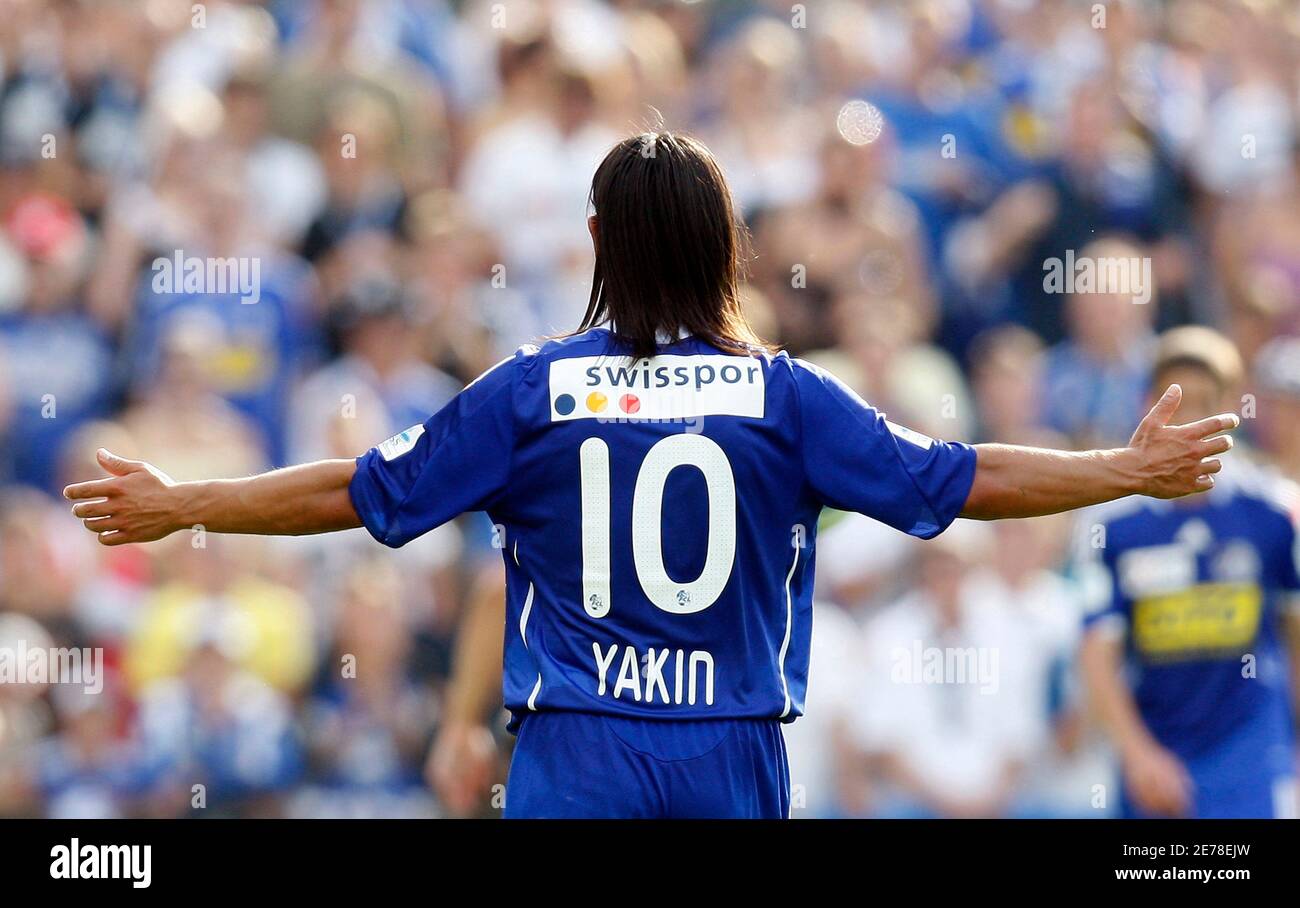 Fc Luzern Hakan Yakin Feiert Nach Seinem Tor Gegen Bsc Young Boys Yb Wahrend Ihrer Schweizer Super League Fussballspiel In Emmenbrucke Bei Luzern 16 August 2009 Reuters Romina Amato Schweiz Sport Fussball Stockfotografie Alamy