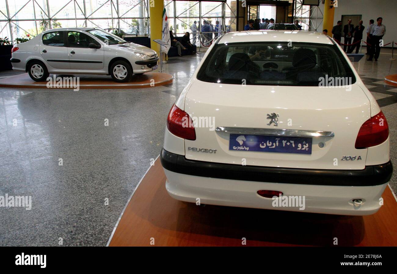 Peugeot 206 Limousinen sind während einer startenden Zeremonie im Iran  Khodro Autohersteller Komplex in 13 km (8 Meilen) westlich von Teheran 14.  September 2005 gezeigt. Iran Khodro, weltgrößten Autobauer im Nahen Osten,