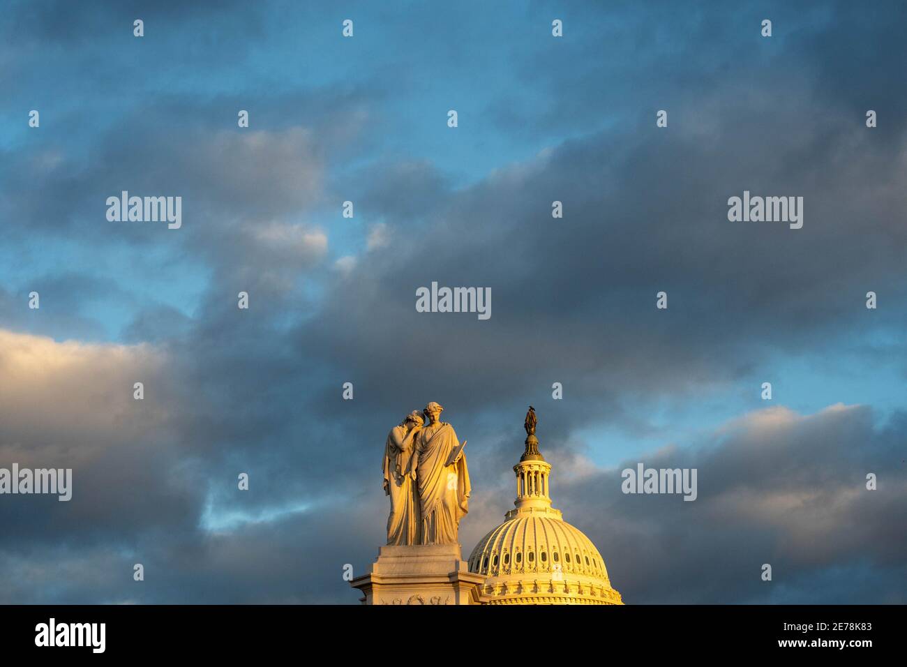 Washington, Usa. Januar 2021. Das Friedensdenkmal ist im Vordergrund bei der Einweihung des US-Kapitols am Freitag, 29. Januar 2021 in Washington, DC zu sehen. Nicht skalierbarer Sicherheitszaun mit Rasierdraht umgibt das US-Kapitol und der amtierende Chef der Capitol Police hat vorgeschlagen, permanente Zäune um das US-Kapitol zu errichten. Foto von Ken Cedeno/UPI Kredit: UPI/Alamy Live Nachrichten Stockfoto