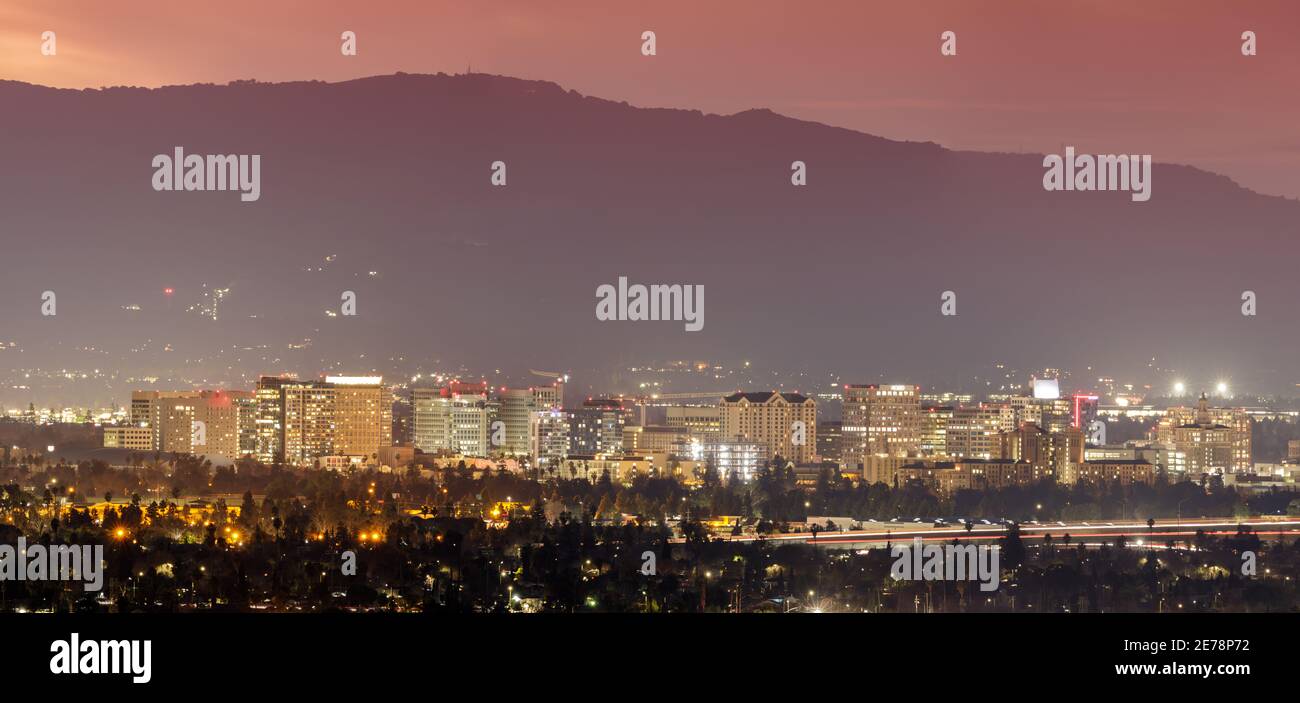 Abenddämmerung über San Jose CA Downtown über Mount Hamilton Foothills Stockfoto