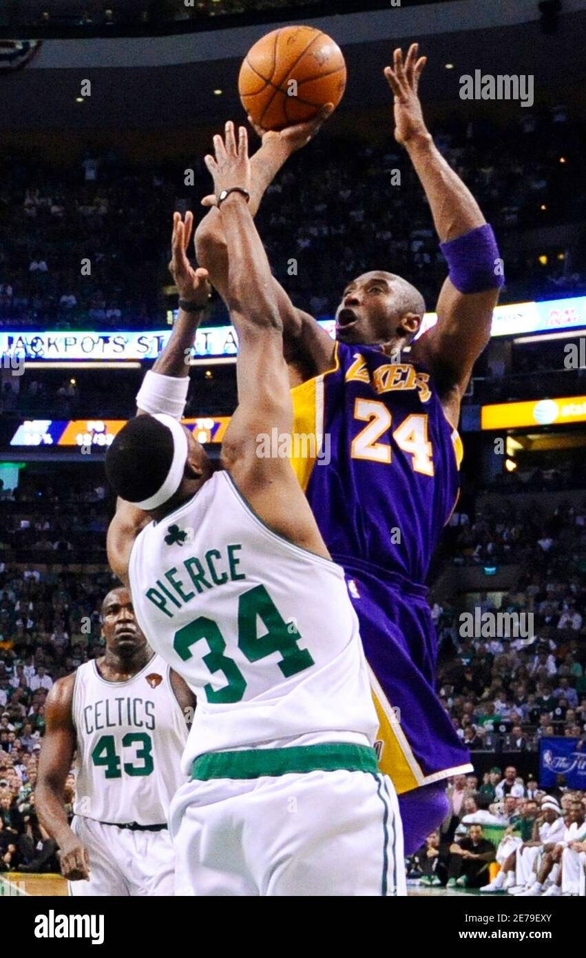 Los Angeles Lakers Kobe Bryant (R) steigt um gegen die Boston Celtics Paul Pierce in Spiel 5 der Baureihe 2010 NBA Finals Basketball in Boston, Massachusetts, 13. Juni 2010 zu schießen.   REUTERS/Larry W. Smith/Pool (Vereinigte Staaten - Tags: SPORT BASKETBALL) Stockfoto