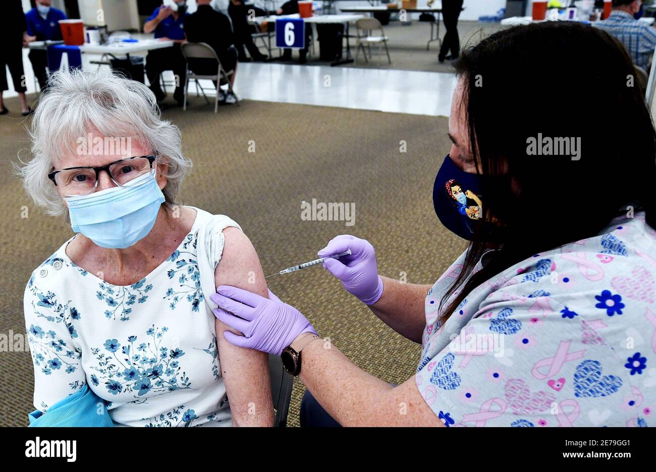 Leesburg, Usa. Januar 2021. Krankenschwester Lacinda Snowberger gibt Priscilla Lockhart einen Schuss des Pfizer-Impfstoffs an einem begehbaren COVID-19-IMPFSTOFFPOD in einem leeren Sears-Laden in der Lake Square Mall. Die nur für den Termin bestimmten Standorte für medizinische Fachkräfte und Senioren ab 65 Jahren impfen täglich etwa 700 Menschen. Kredit: SOPA Images Limited/Alamy Live Nachrichten Stockfoto