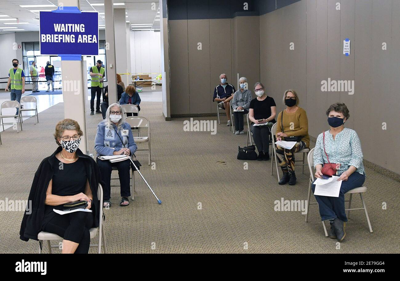 Leesburg, Usa. Januar 2021. Die Leute warten darauf, einen Schuss des Pfizer COVID-19 Impfstoffs an einem begehbaren IMPFSTOFFPOD in einem leeren Sears-Laden in der Lake Square Mall zu erhalten. Die nur für den Termin bestimmten Standorte für medizinische Fachkräfte und Senioren ab 65 Jahren impfen täglich etwa 700 Menschen. Kredit: SOPA Images Limited/Alamy Live Nachrichten Stockfoto