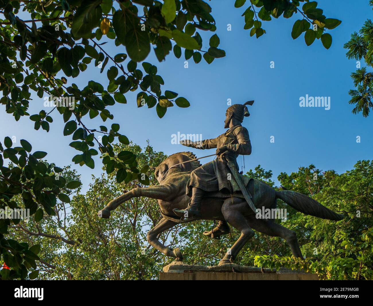 Mumbai, Indien - 20. Dezember 2020 :Statue des Königs Shivaji Maharaj, eines indischen Kriegerkönigs, der die Entstehung des Maratha bildete Stockfoto