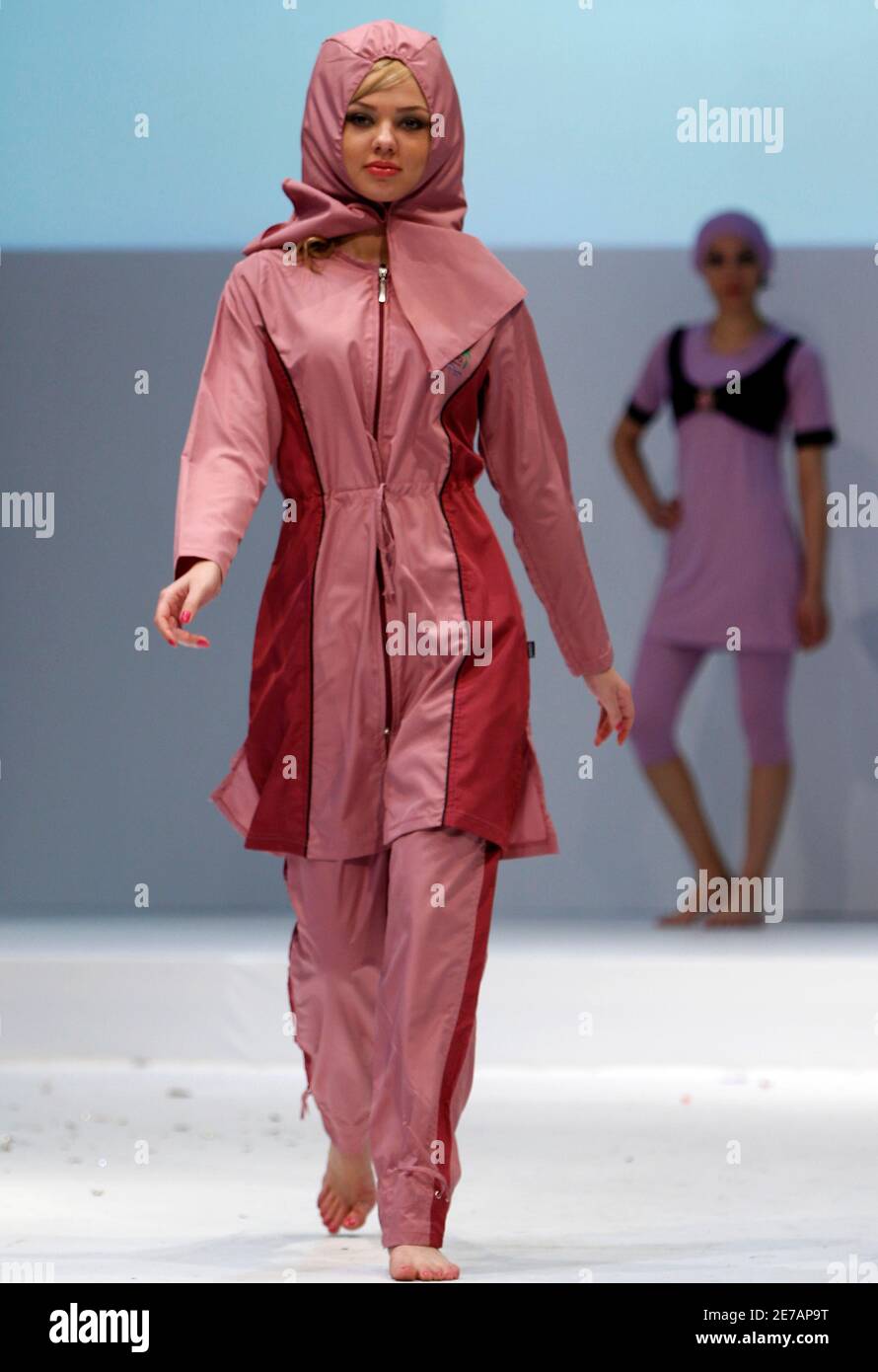 Ein türkisches Modell, bedeckt von Kopf bis Fuß, präsentiert einen Badeanzug  für Muslime während der Islamischen Modemesse in Istanbul am 11. April  2010. REUTERS/Murad Sezer (TÜRKEI - Schlagwörter: MODE Stockfotografie -  Alamy