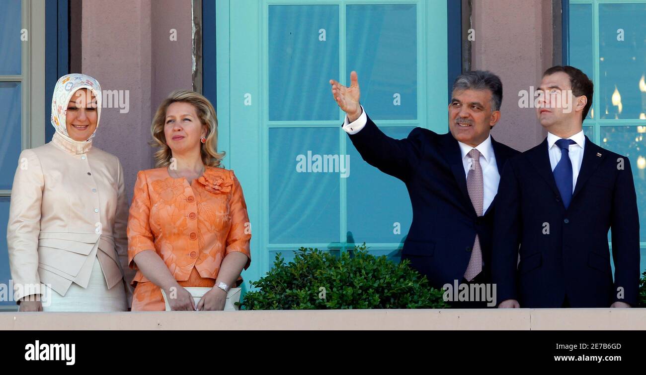 Der türkische Präsident Abdullah Gul (2. R) und sein russischer Amtskollege Dmitri Medwedew (R), begleitet von ihren Ehegatten Hayrunnisa Gul (L) und Svetlana Medvedeva (2. L), unterhalten sich nach einer Begrüßungszeremonie im Präsidentenpalast von Cankaya in Ankara am 12. Mai 2010. REUTERS/Murad Sezer (TÜRKEI - Tags: POLITIK) Stockfoto