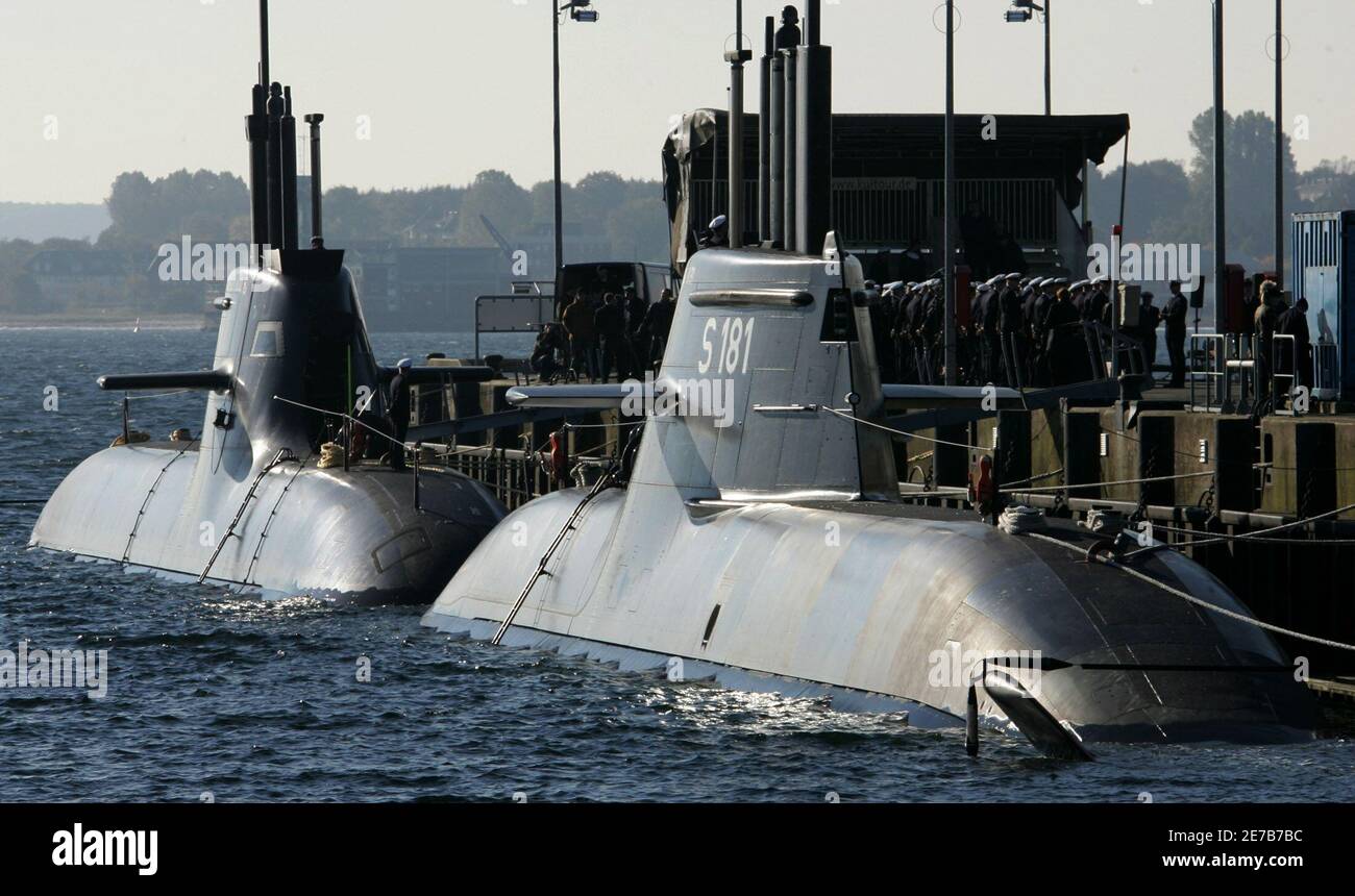 U Boot U 31 Und U32 Der Deutschen Marine Sind Der Deutschen Marine U Boot Stutzpunkt In Eckernfoerde Norddeutschland 19 Oktober 05 Abgebildet Das U Boot Mit Den Brennstoffzellen Antrieb Reihen Wird Als Das Modernste U Boot Der