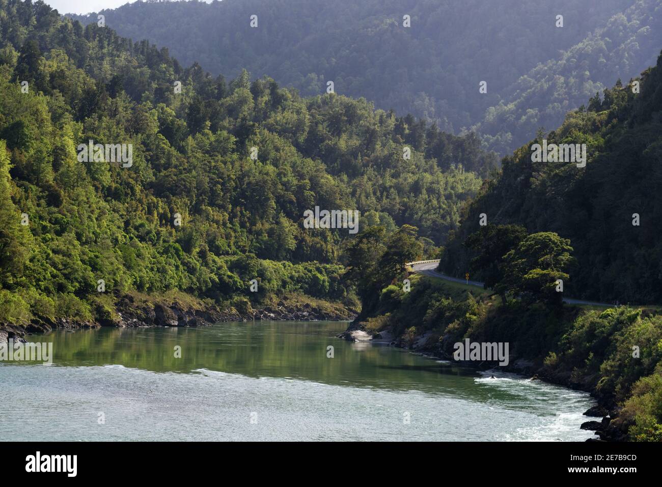 Die Buller Gorge, ein malerisches Flusstal, das dem Buller River folgt Stockfoto