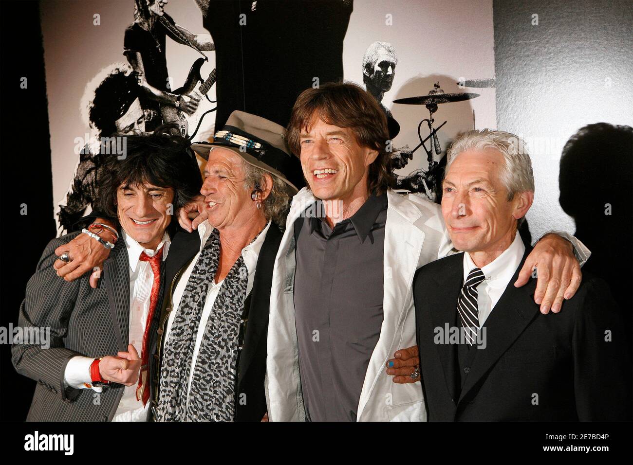 Rolling Stones Bandmitglieder Keith Richards (2 L), Mick Jagger (2. R),  Ronnie Wood (L) und Charlie Watts die Gruppe bei der Premiere des  Dokumentarfilms "Shine A Light", unter der Regie von Martin