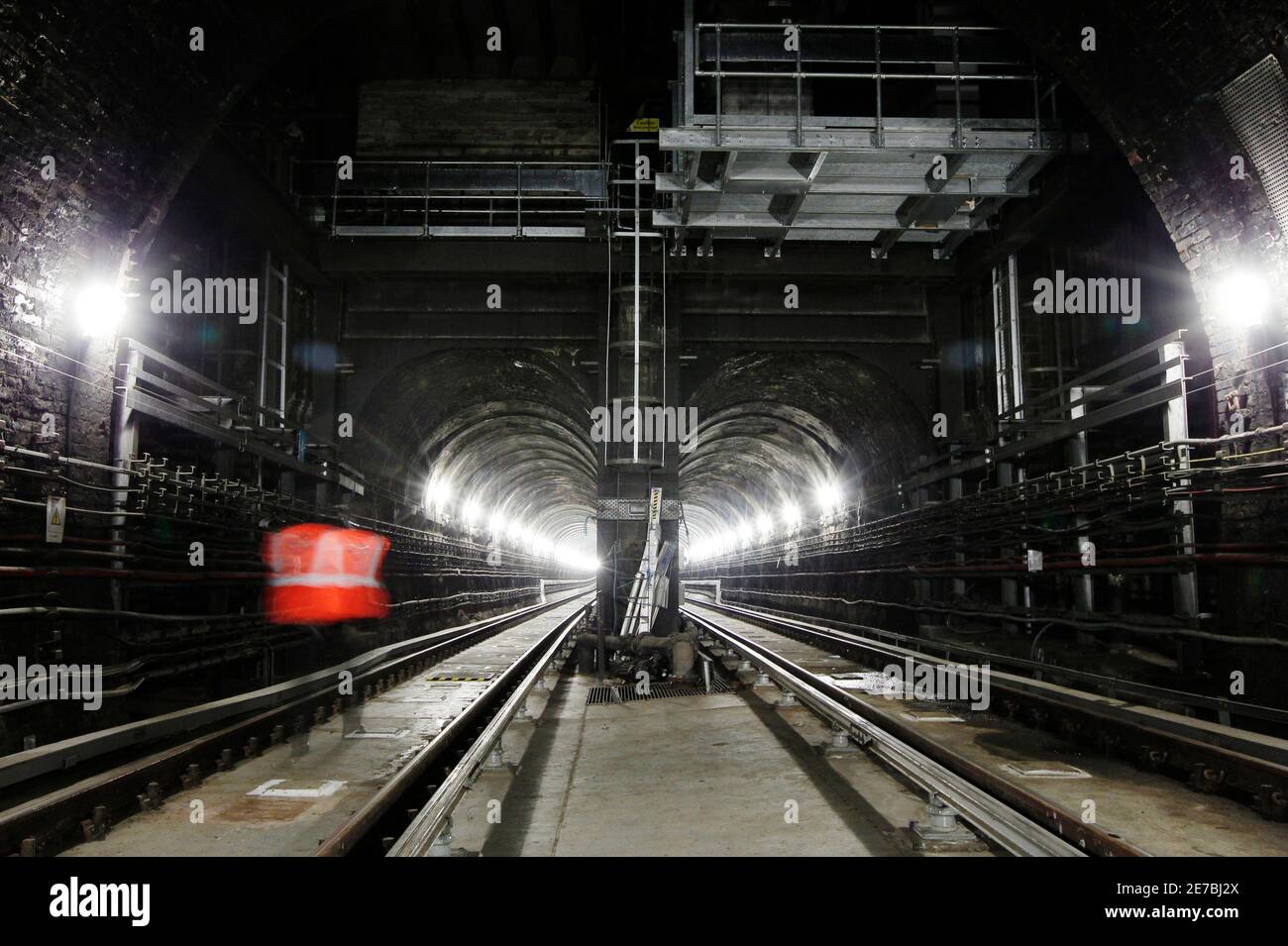 Ein Eisenbahner steht im Thames Tunnel, der Rotherhithe und Wapping Stationen in London verbindet 12. März 2010. Der Tunnel, der 1852 eröffnet wurde, wurde von Marc und Isambard Kingdom Brunel gebaut und wird als Teil der neuen Ost-London-Bahnlinie ausgebaut. REUTERS/Luke MacGregor (GROSSBRITANNIEN - Tags: VERKEHR) Stockfoto