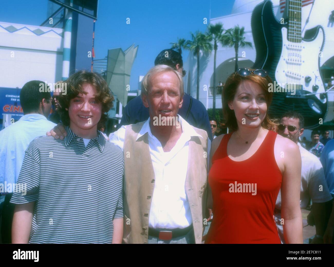Universal City, California, USA 5. Mai 1996 (L-R) Schauspieler Elijah Wood, Schauspieler Paul Hogan und Schauspielerin Linda Kozlowski besuchen Universal Pictures' 'Flipper' Premiere am 5. Mai 1996 im Cineplex Odeon Unversal City Cinemas in Universal City, Kalifornien, USA. Foto von Barry King/Alamy Stockfoto Stockfoto