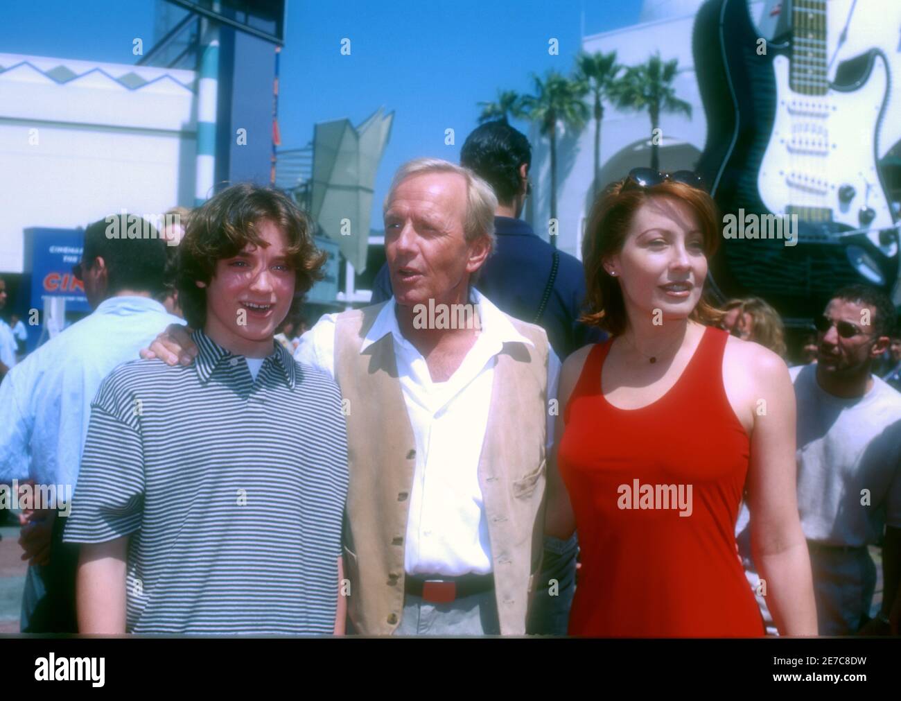 Universal City, California, USA 5. Mai 1996 (L-R) Schauspieler Elijah Wood, Schauspieler Paul Hogan und Schauspielerin Linda Kozlowski besuchen Universal Pictures' 'Flipper' Premiere am 5. Mai 1996 im Cineplex Odeon Unversal City Cinemas in Universal City, Kalifornien, USA. Foto von Barry King/Alamy Stockfoto Stockfoto