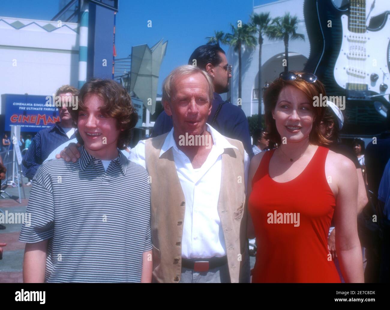 Universal City, California, USA 5. Mai 1996 (L-R) Schauspieler Elijah Wood, Schauspieler Paul Hogan und Schauspielerin Linda Kozlowski besuchen Universal Pictures' 'Flipper' Premiere am 5. Mai 1996 im Cineplex Odeon Unversal City Cinemas in Universal City, Kalifornien, USA. Foto von Barry King/Alamy Stockfoto Stockfoto